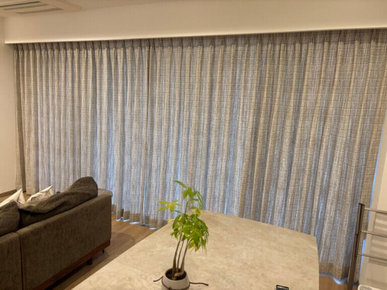 CHANEL的構築美をカーテンで ～ツイードで叶える、 格上げリビングの極み～