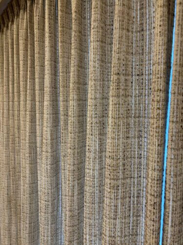 シャネルを想起させるイタリア製ツイードカーテンで作る上質なリビング空間