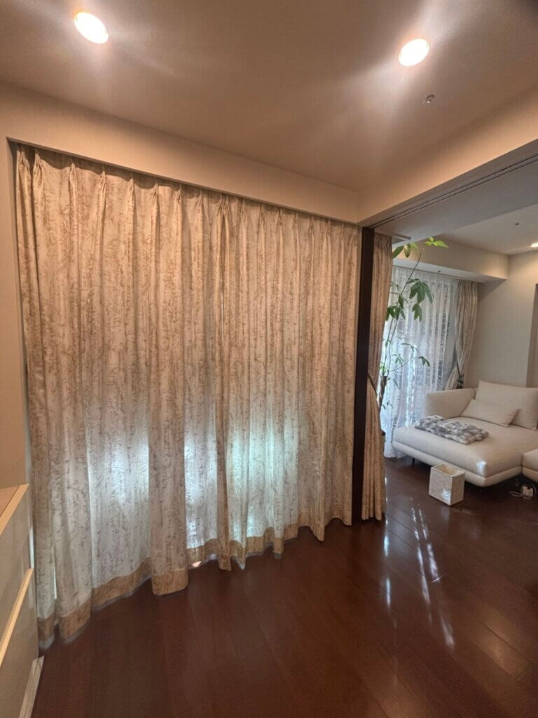 光を纏うレースと、静かに主張するドレープ