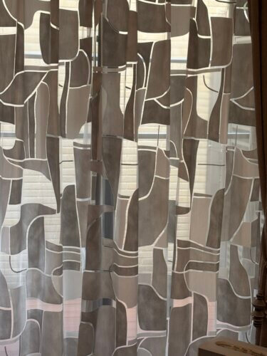 光を纏うレースと、静かに主張するドレープ